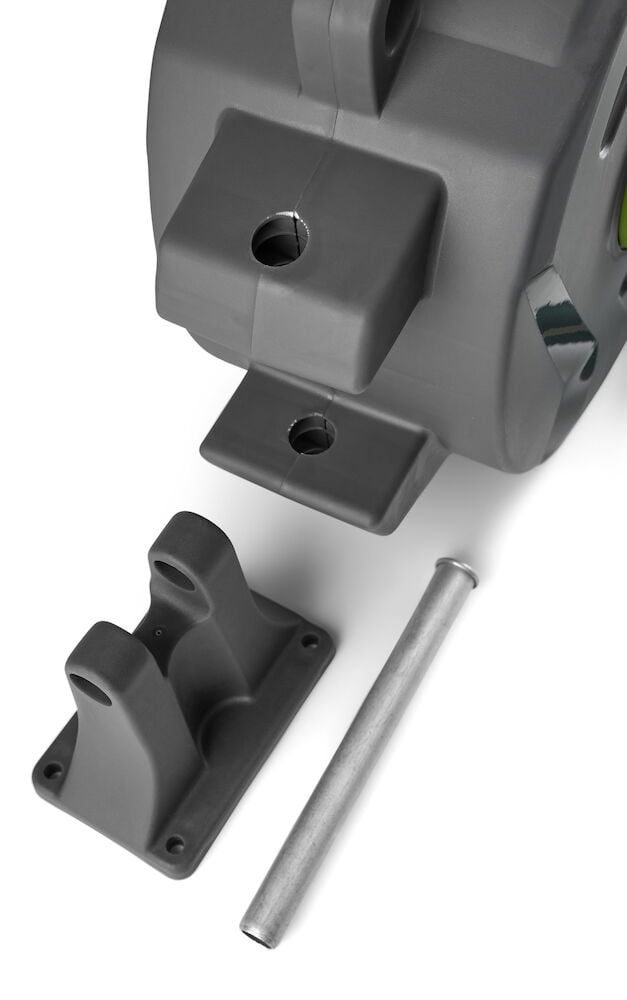 Asennuskiinnike ja letkukela harmaata muovia.