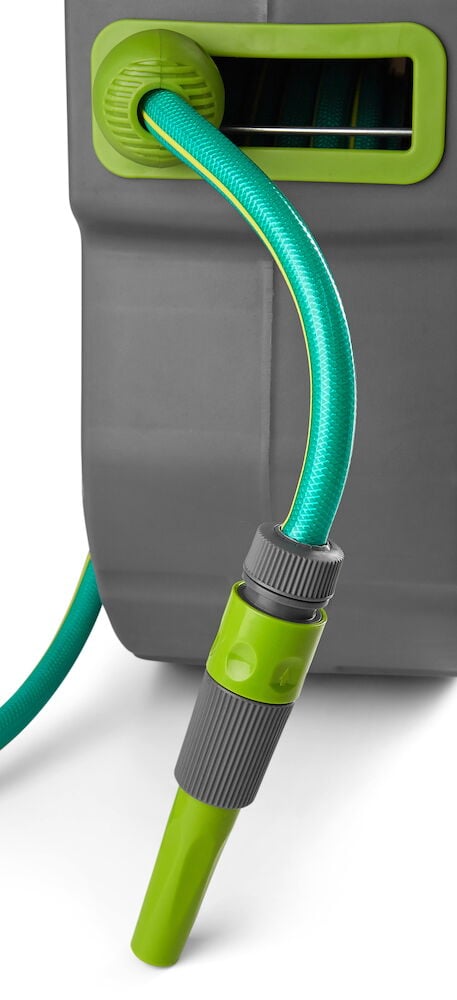 Letkurulla, jossa on liitetty vihreä puutarhaletku ja suutin.