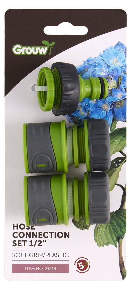 Kolme vihreää liitintä puutarhaletkulle kartongilla.