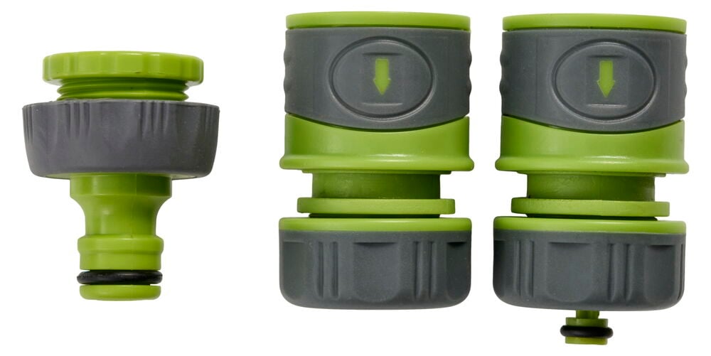 Kolme vihreää ja harmaata letkuliitintä puutarhaletkulle.