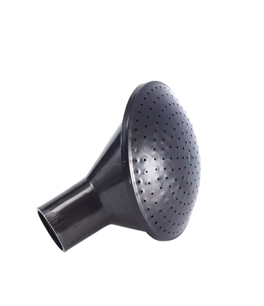 Musta muovinen kastelukannun suuosa, jossa on pieniä reikiä.