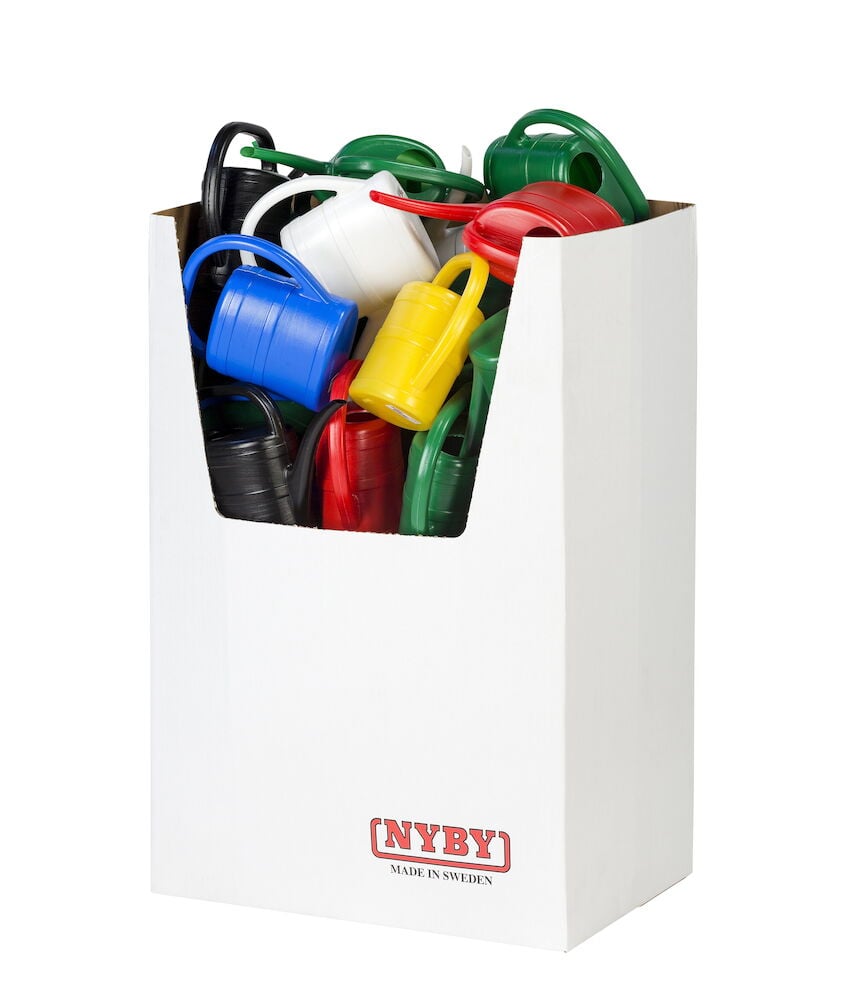 Useita värikkäitä kastelukannuja valkoisessa pahvilaatikossa.