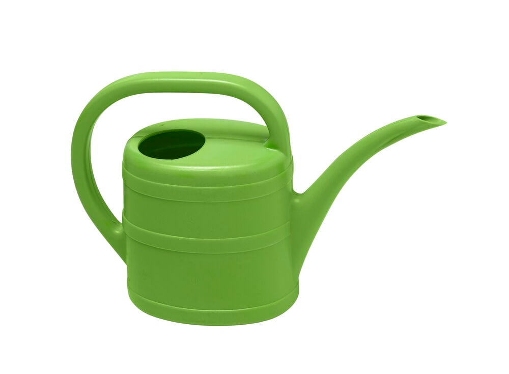 Vihreä muovinen kastelukannu, jossa on kahva ja pitkä nokka.