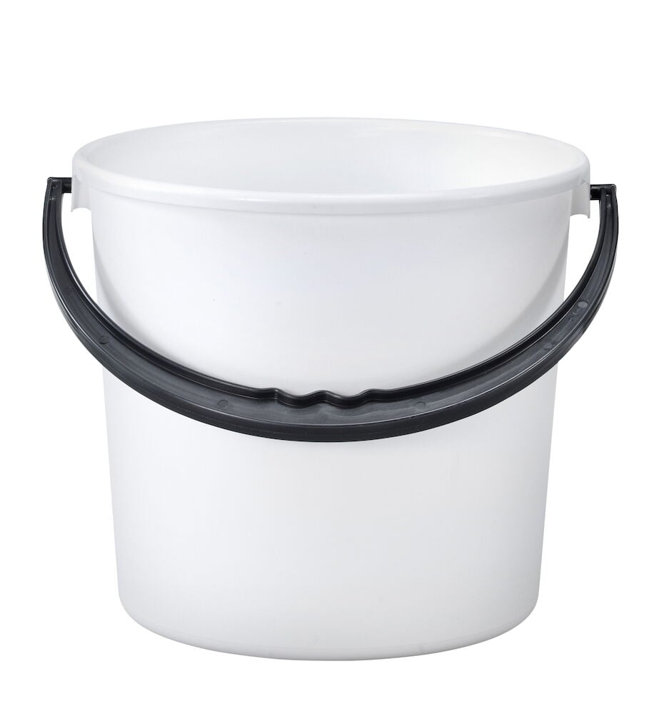 Valkoinen muoviämpäri mustalla kahvalla näkyy edestä.