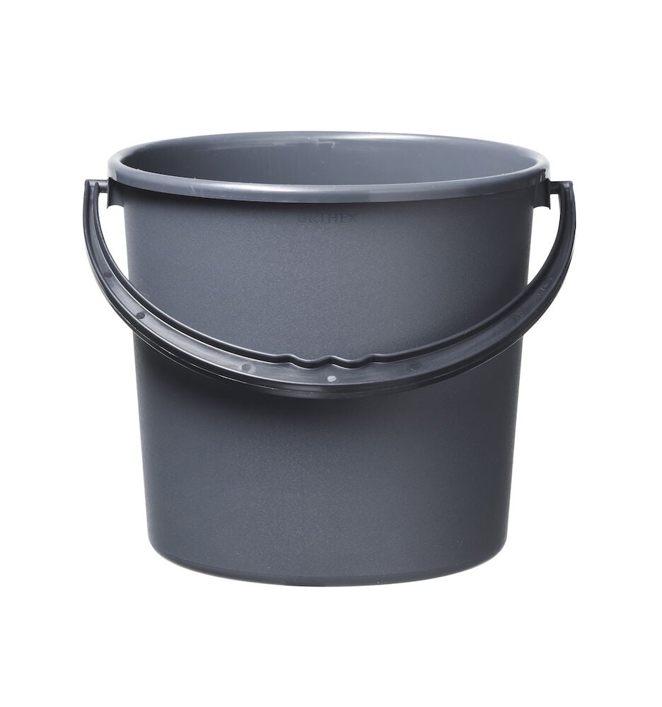 Tummanharmaa muovinen ämpäri kantokahvalla.