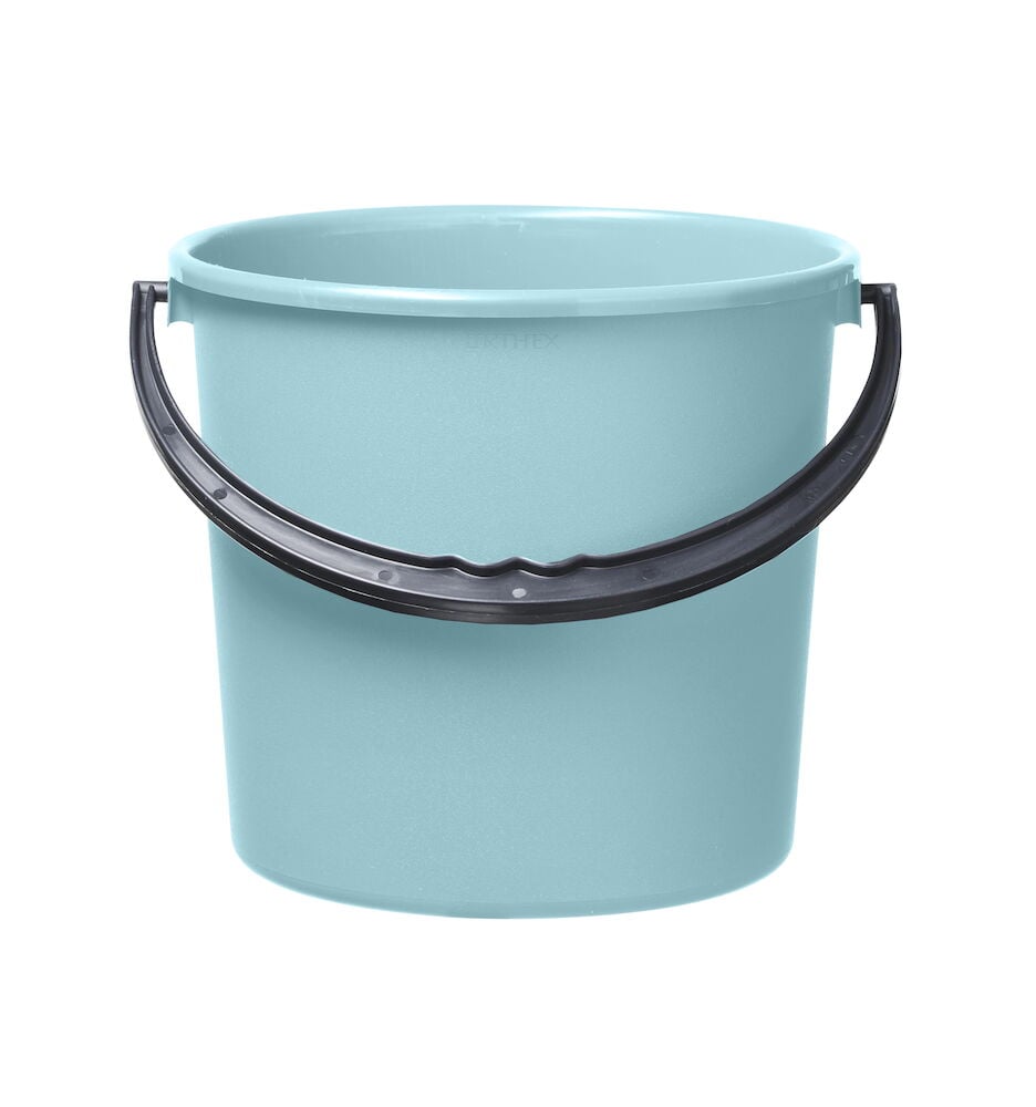 Sininen muoviämpäri mustalla kahvalla.