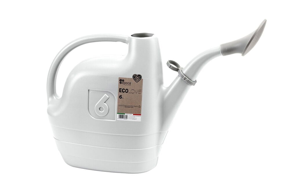 Valkoinen muovikastelukannu, jossa on pitkä kahva ja suihkusuutin.