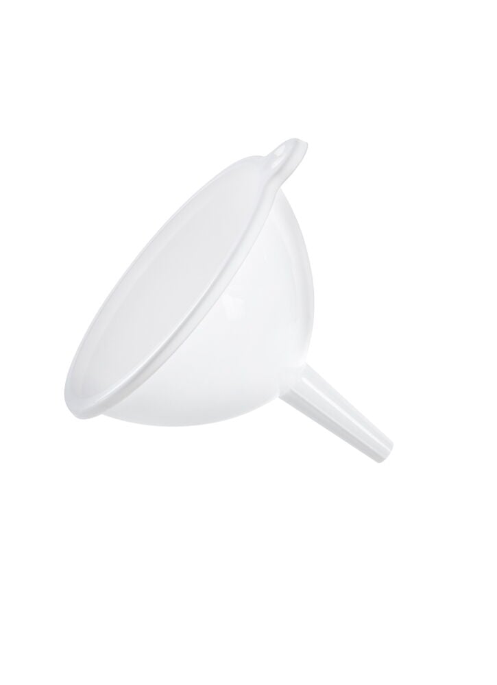 Valkoinen suppilo, jossa on kahva ja kapea nokka.