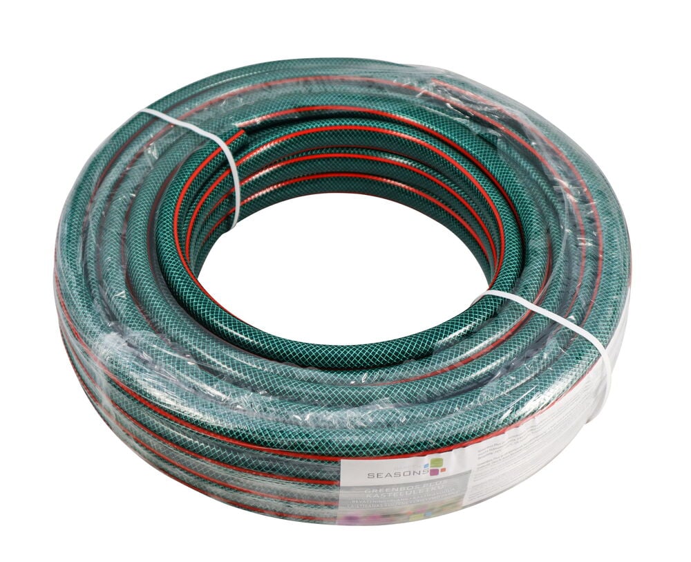 Vihreä puutarhaletku rullattuna muovipakkaukseen.