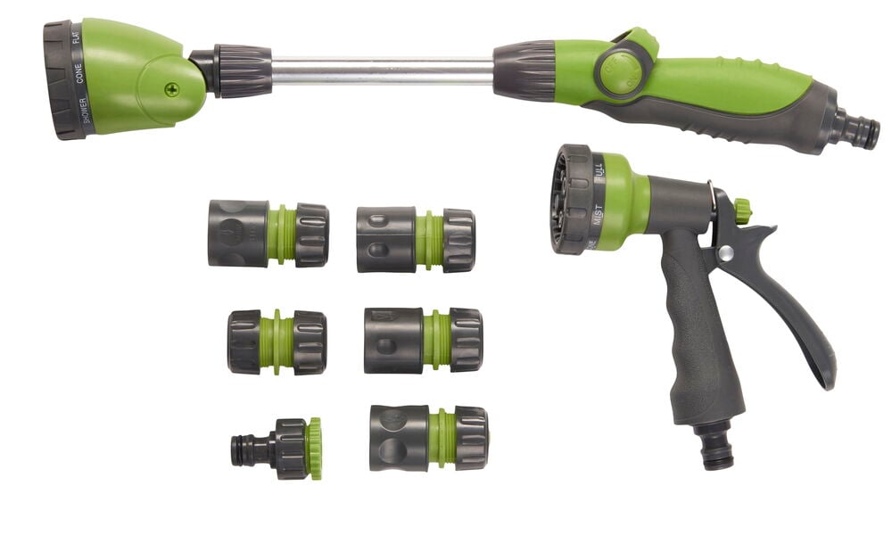 Kastelusarja puutarhasuihkepistoolilla ja letkuliittimillä.