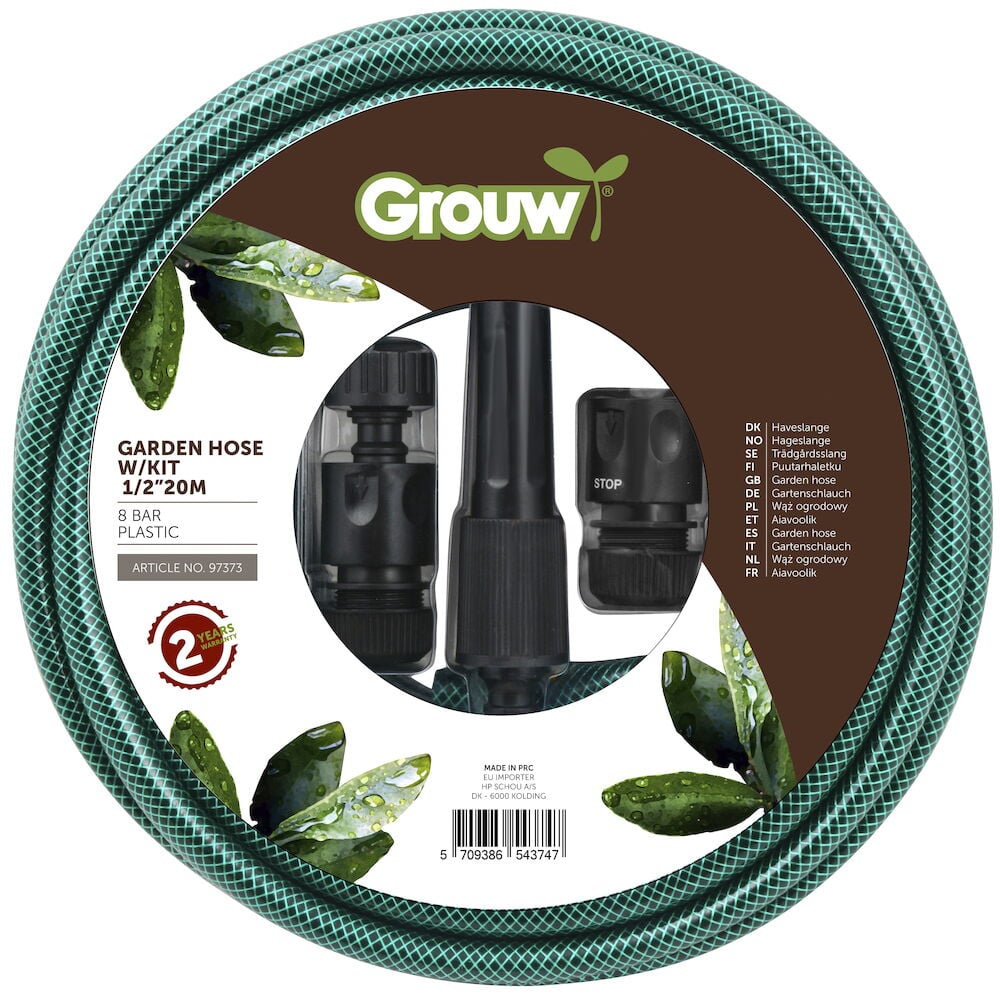 Vihreä puutarhaletku liittimillä ja suuttimella.