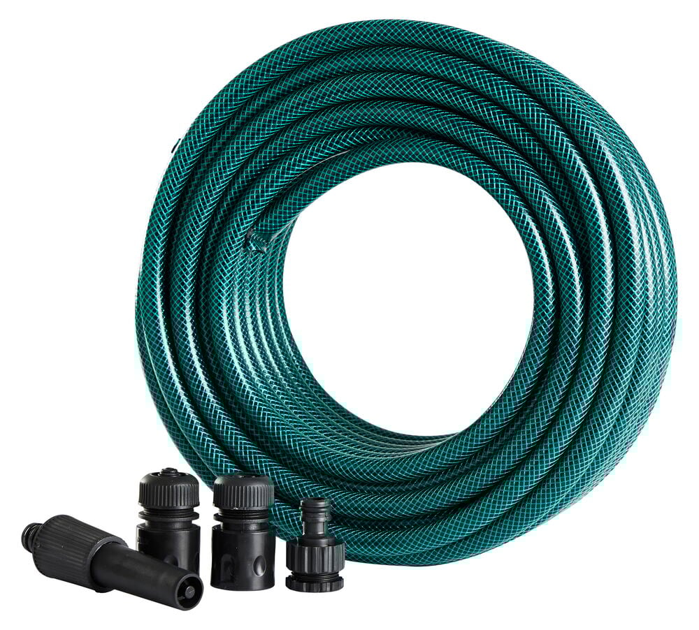 Vihreä puutarhaletku liittimillä ja suuttimella.