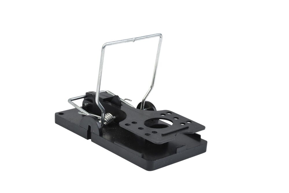 Musta ja hopea hiirenloukku jousimekanismilla.