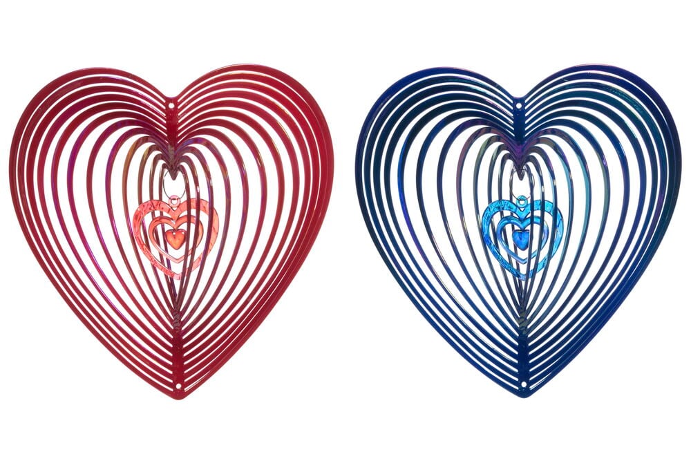 Kaksi värikästä sydämenmuotoista linnunpelätintä puutarhaan.