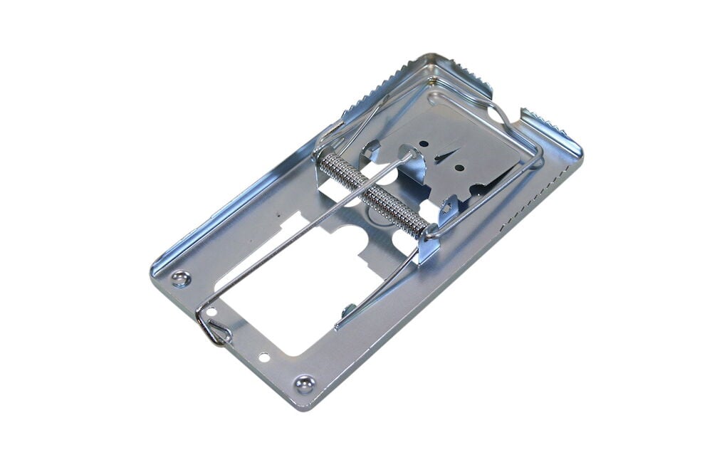 Hopeahiuksinen metallinen hiirenloukku jousimekanismilla.