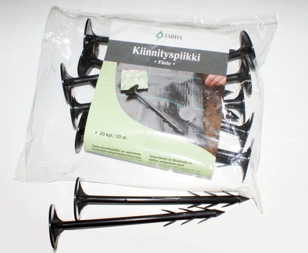 Kymmenen mustaa metallikeppiä peitekankaan kiinnittämiseen.