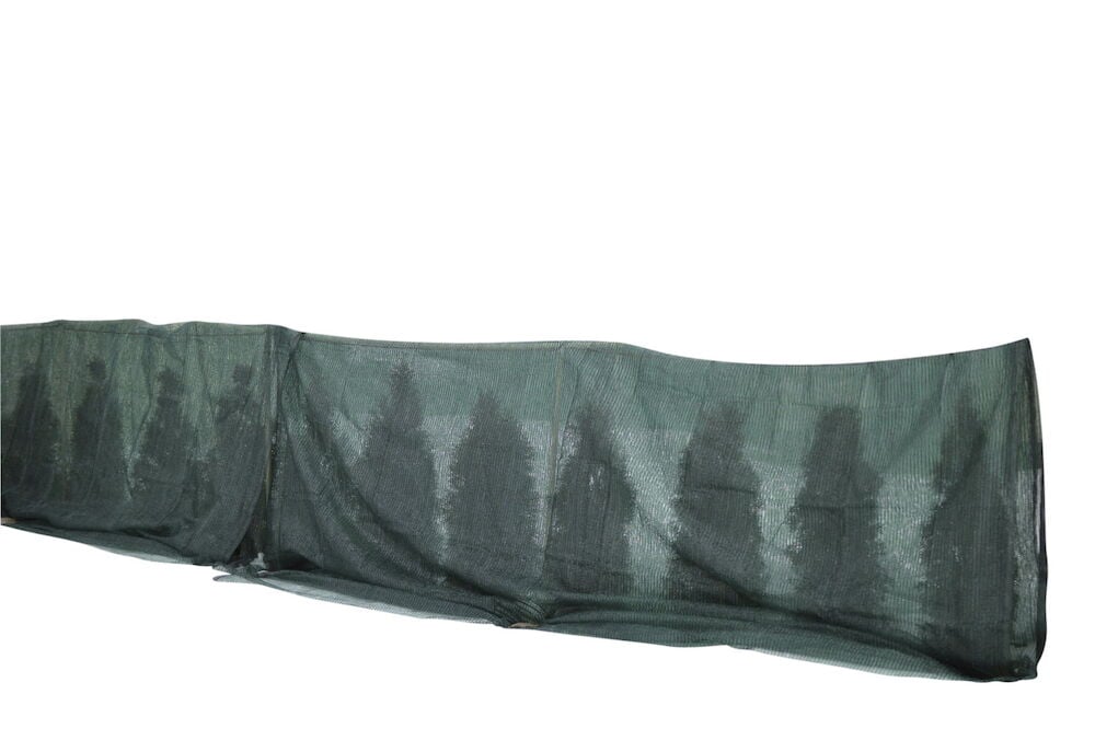 Vihreä varjokangas verkkokankaasta valkoisella taustalla.