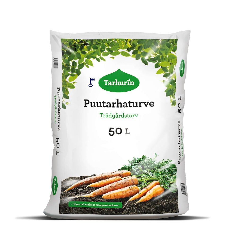 Valkoinen pussi puutarhaturvetta porkkanoilla ja maalla.