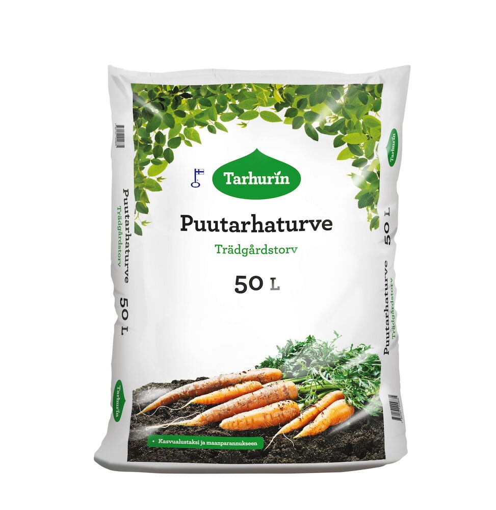 Valkoinen pussi puutarhaturvetta, jossa on porkkanoita etupuolella.