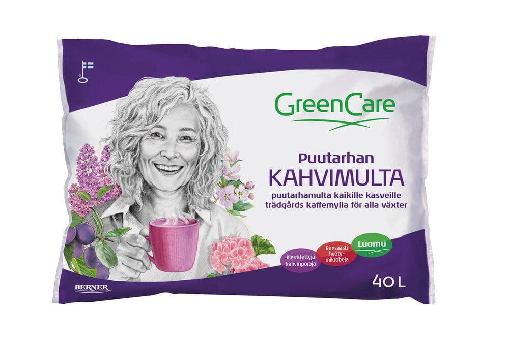 Pussi puutarhamultaa ja nainen, joka juo kahvia.