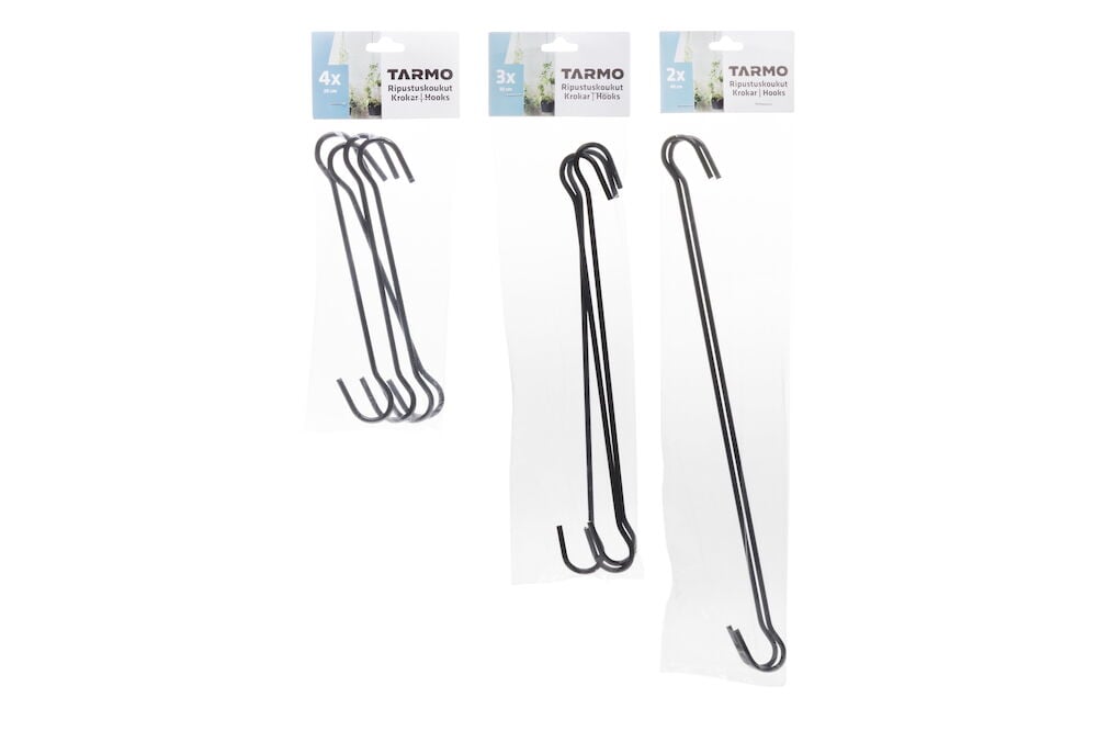 Kolme mustaa S-koukkua teollisessa designissa.