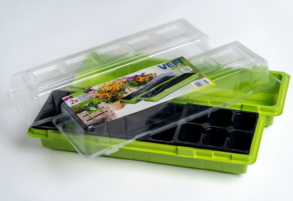 Kaksi limenvihreää minikasvihuonetta läpinäkyvillä kansilla.