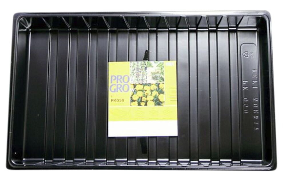 Musta muovitarjotin, jossa on raitoja ja etiketti päällä.