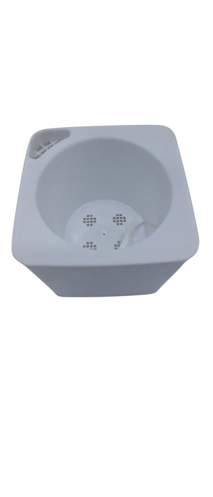 Valkoinen nelikulmainen muoviruukku, jossa on tyhjennysaukot pohjassa.