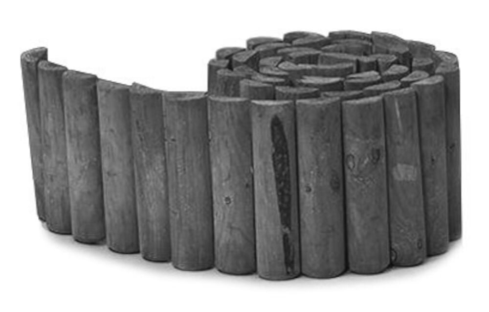 Musta puinen reunanauha, joka on rullattu puutarhakäyttöön.