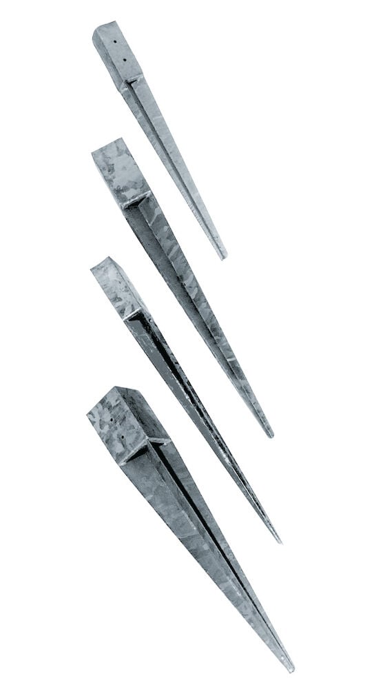 Neljä galvanoitua aitatolppaa eri kokoisina.