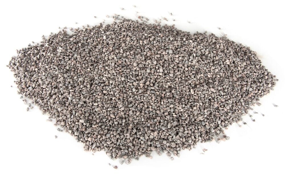Korkea harmaa murskattu kivi hiekoitukseen.