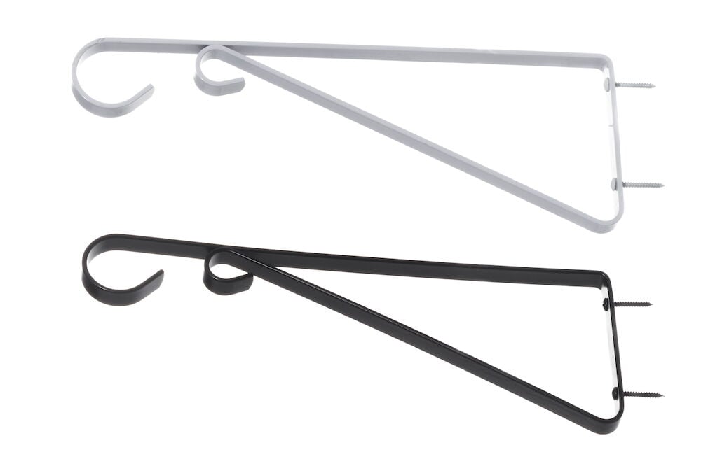 Musta ja valkoinen metallikoukku amppelille ja lyhdylle.