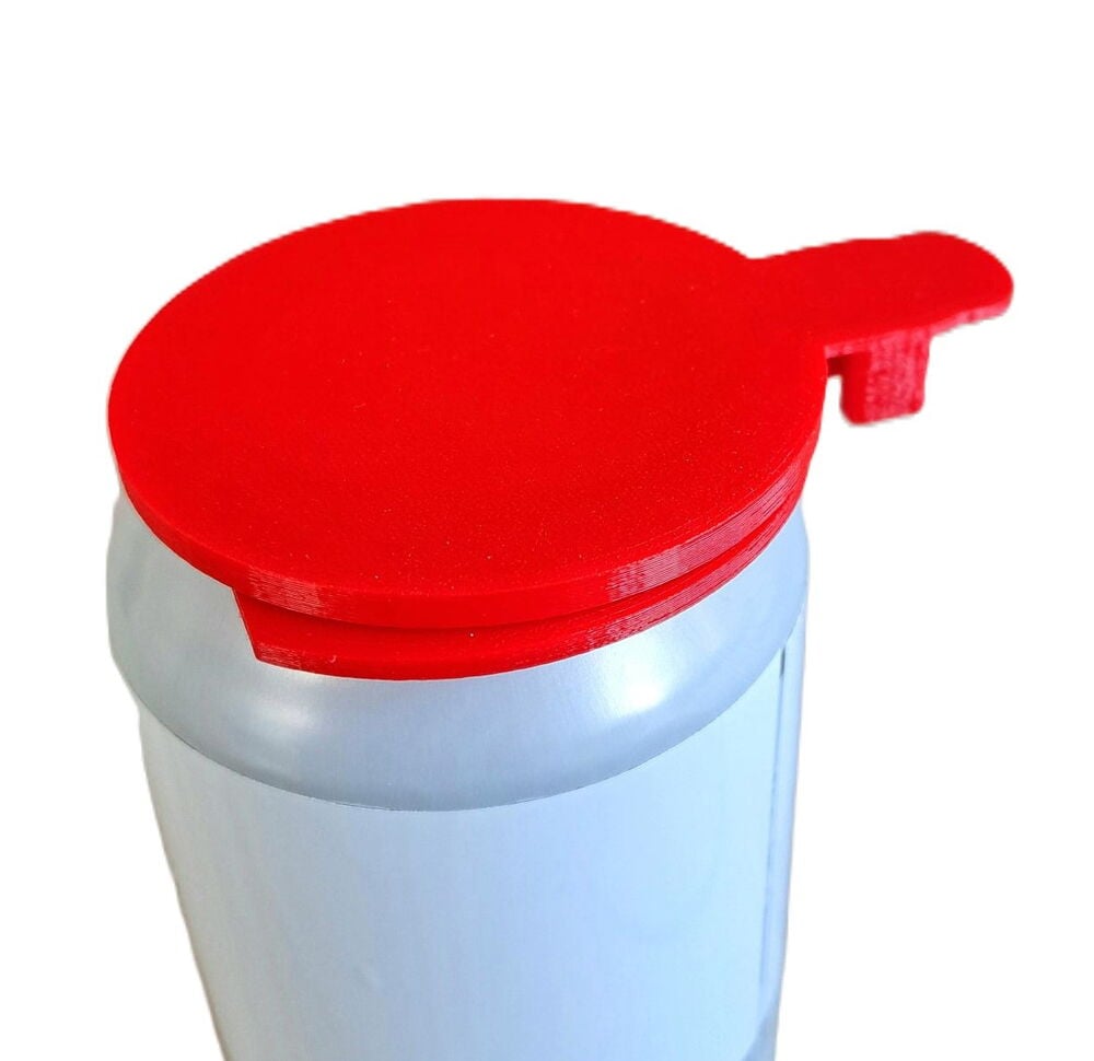 Punainen tölkin kansi alumiinitölkissä valkoista taustaa vasten.