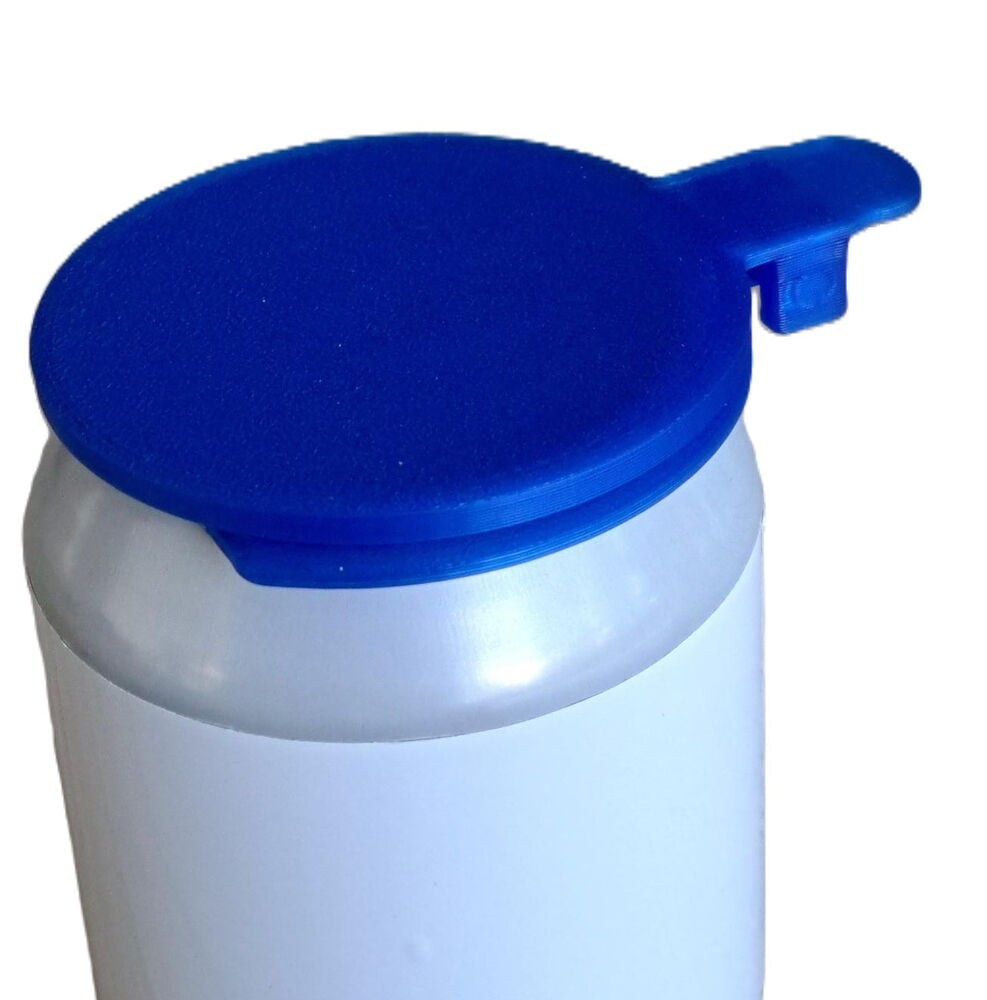 Sininen muovikansi juomatölkille.