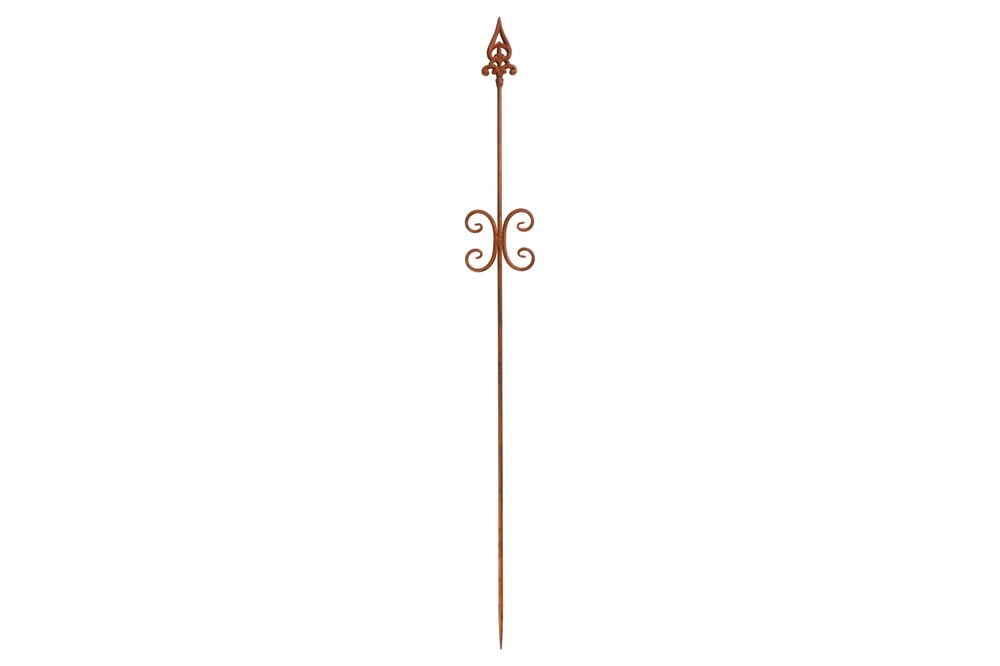 Ruosteen värinen metallinen puutarhakoriste, jossa on terävä kärki.