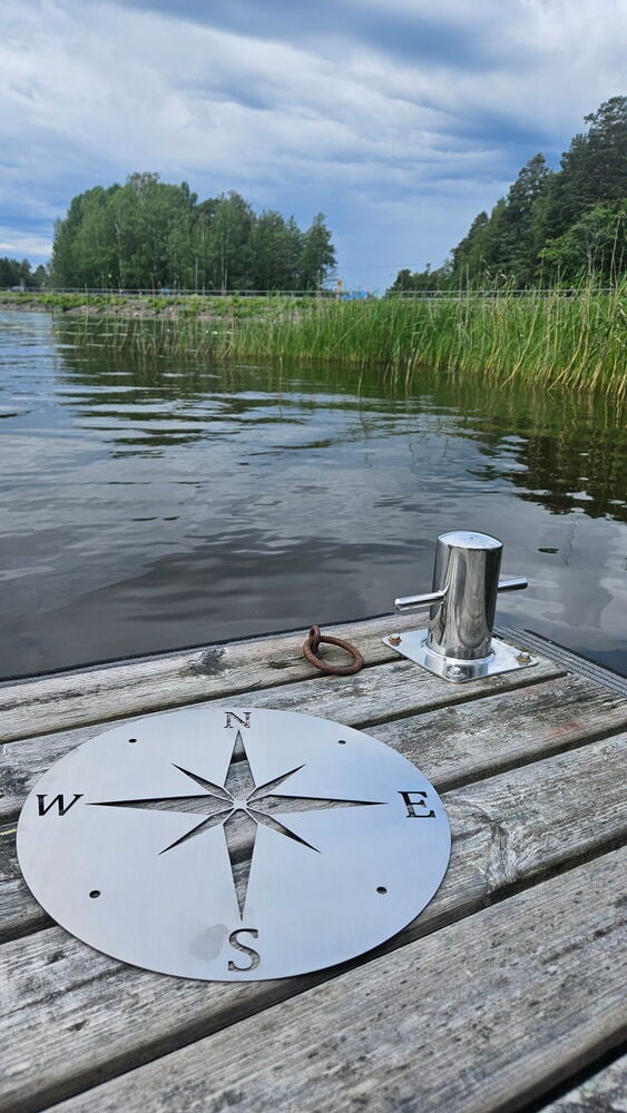Metallinen pyöreä Kompassiruusu 4Living 30 cm puulaiturilla kiiltävän knaapin ja metallirenkaan kanssa.