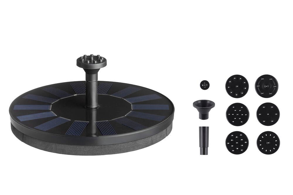 Suihkulähde aurinkokennolla Tarmo, mustat aurinkopaneelit ja erilaiset mustat suuttimet.