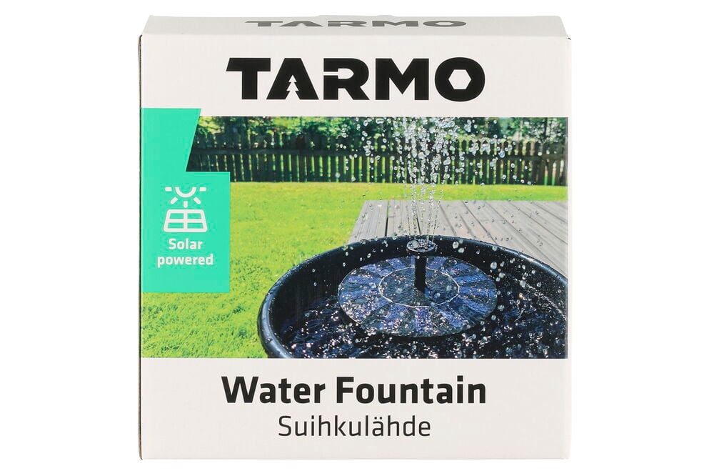 Valkoinen laatikko Suihkulähde aurinkokennolla Tarmo, näyttää suihkulähteen ruiskuttamassa vettä puutarhassa.