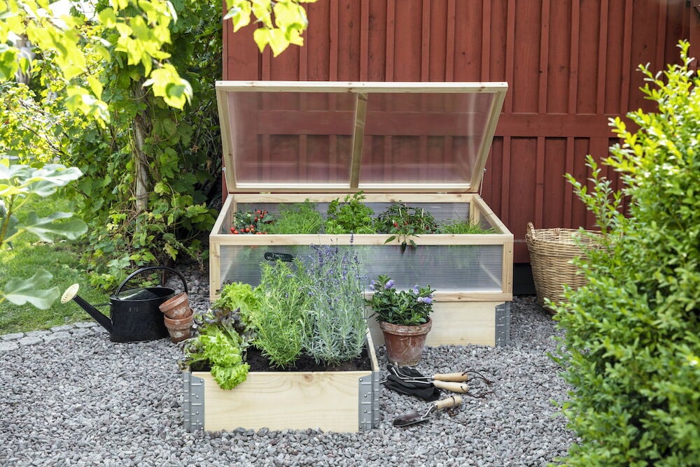 Handflätad bambukorg med två handtag utomhus.