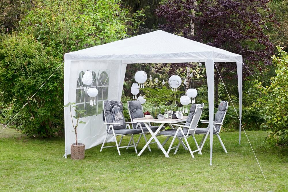 Valkoinen ulkopöytä aintwood-kannella paviljongin alla.