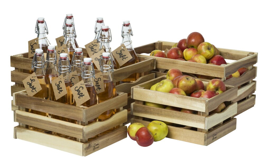 Fyra öppna trälådor med äpplen och glasflaskor.