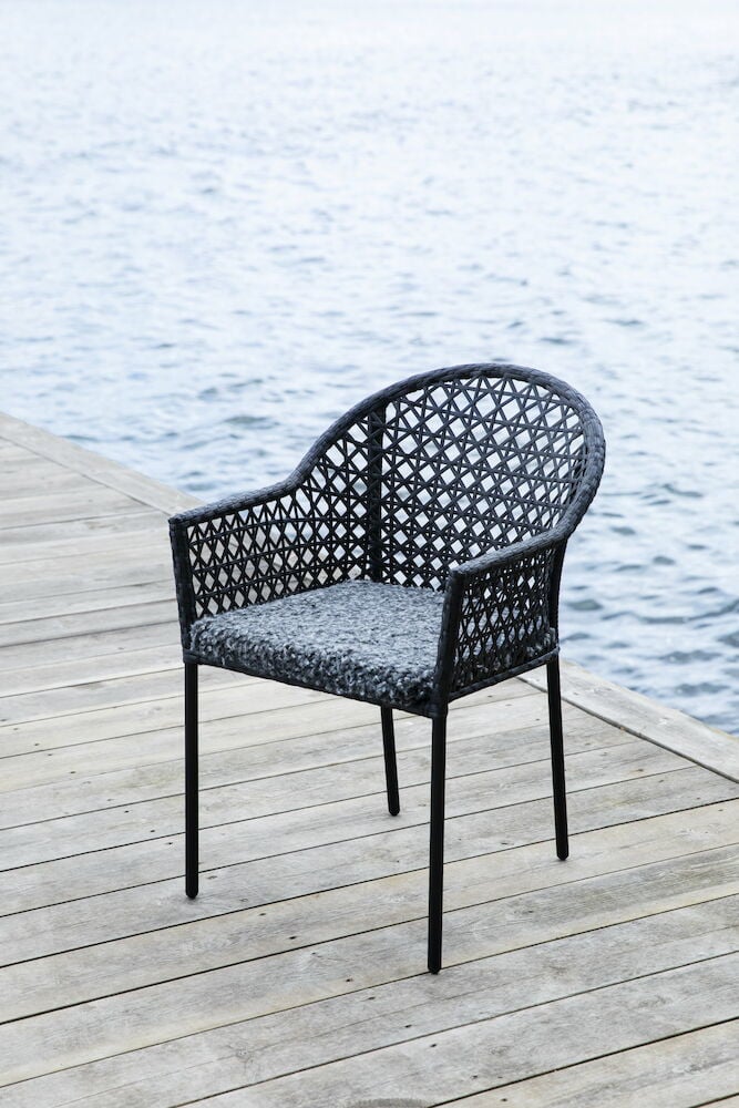 Pehmeä keinoturkisistuinalusta mustalla ulkotuolilla.