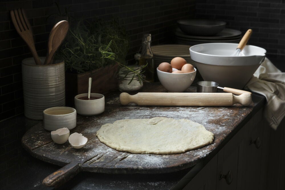 Träslev i akacia står i vit burk.