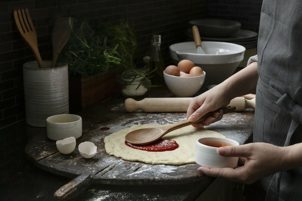 En trägaffel i akacia står i en burk.