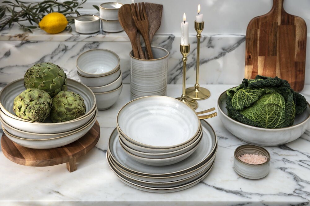 Stapel med runda tallrikar i dusty white stengods.