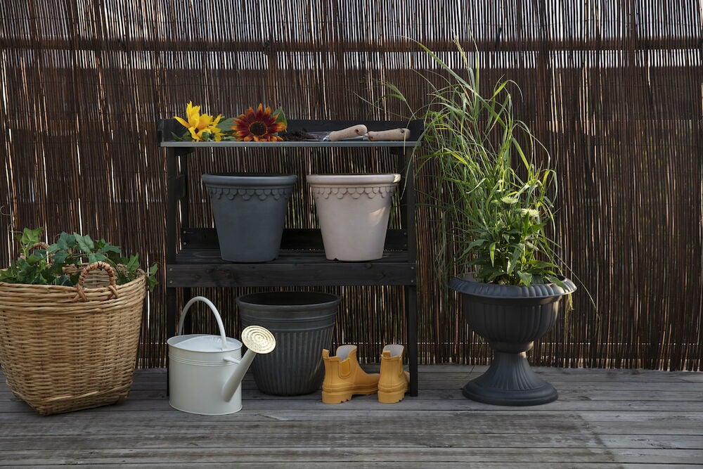 Käsintehty bambukori puutarhan säilytykseen kahvalla.