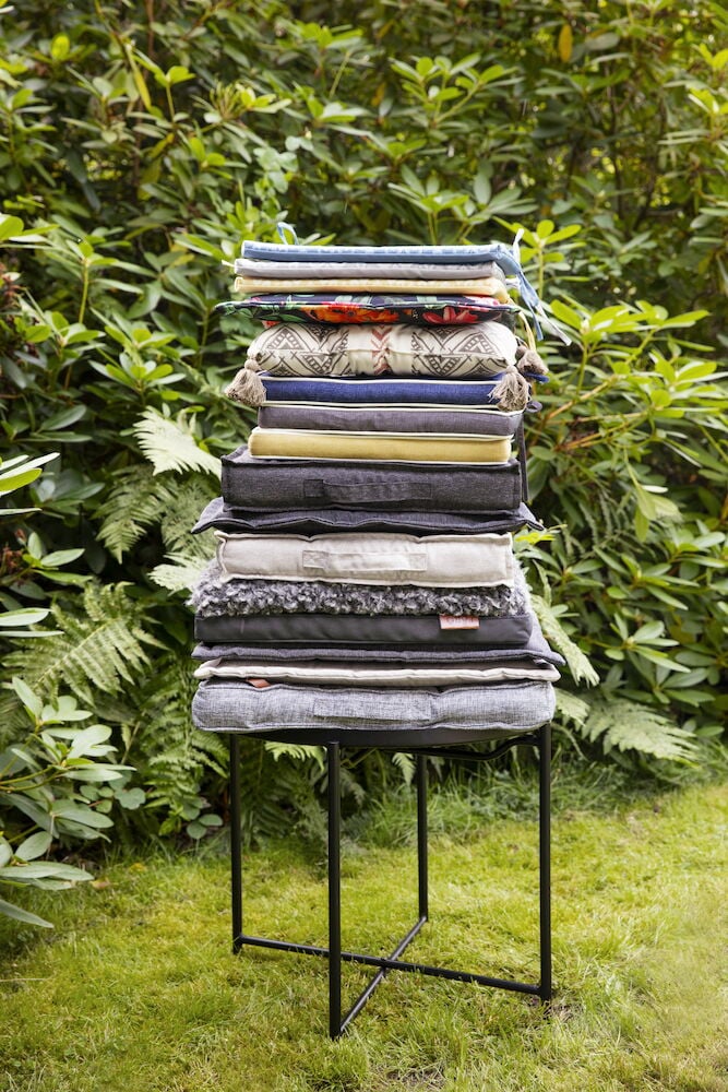 Korkea pino erilaisia ulkotyynyjä.