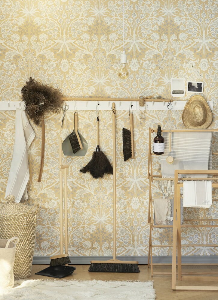 Glasflaska med spray, linnevatten på träställning.