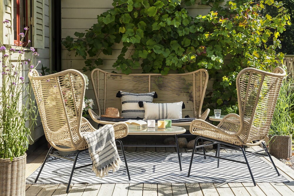 Rechteckiger Tisch aus Polyrattan mit Glasplatte für den Außenbereich.