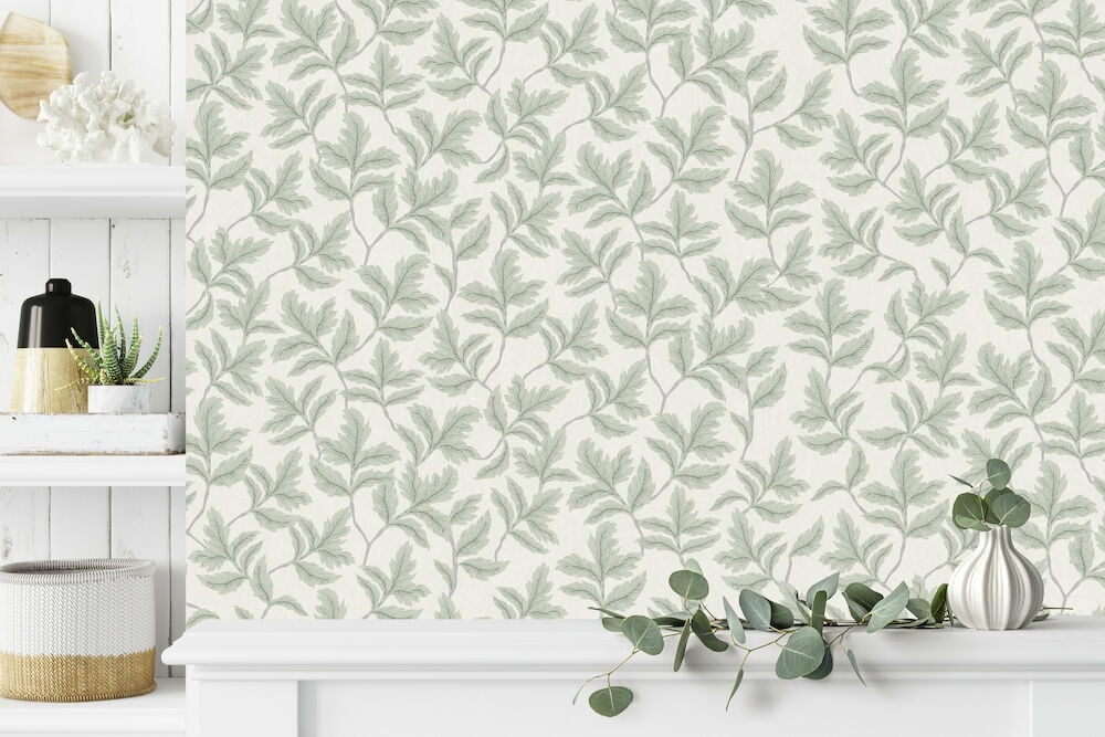 Grön tapet med grenmönster i ljus inomhusmiljö.